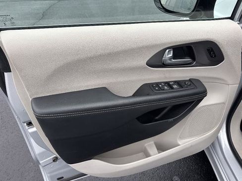 Used 2024 Chrysler Pacifica Touring-L image 10