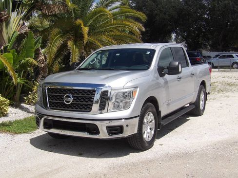Used 2018 Nissan Titan SV w/ SV Convenience Package image 2