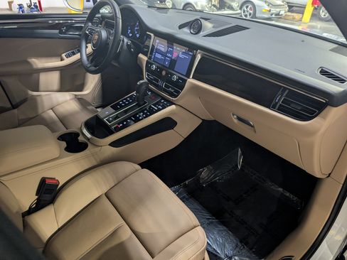 Certified 2025 Porsche Macan image 30