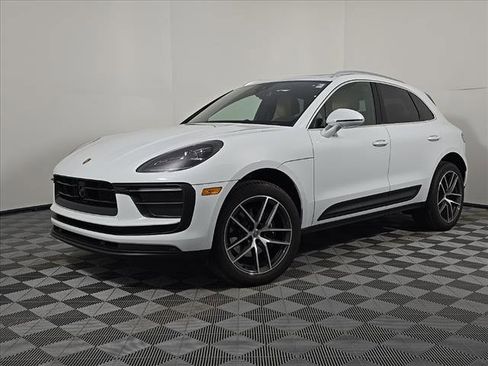 Certified 2025 Porsche Macan image 1