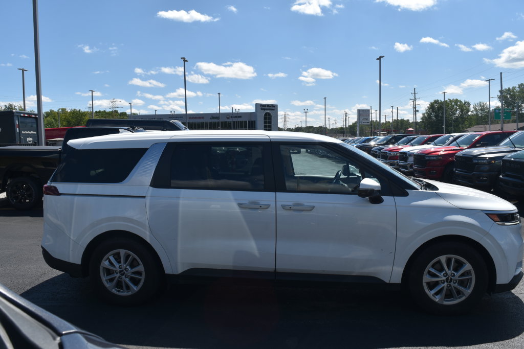 Used 2023 Kia Carnival LX FWD image 5