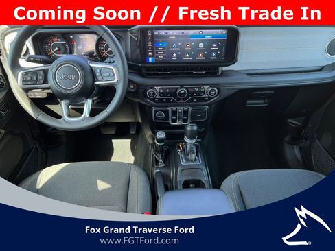 Used 2025 Jeep Wrangler Unlimited Sahara AWD/4WD image 2