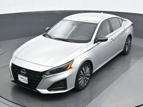 Used 2024 Nissan Altima 2.5 SV FWD image 17