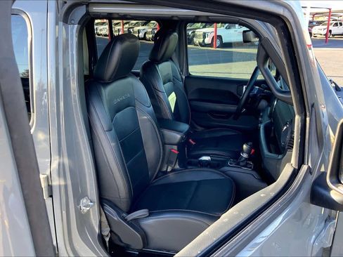 Used 2018 Jeep Wrangler Unlimited Sahara image 9