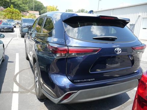 Used 2024 Toyota Highlander XLE FWD image 9