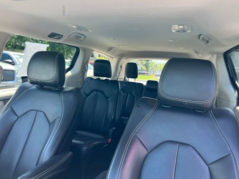 Used 2023 Chrysler Pacifica Touring-L FWD image 30