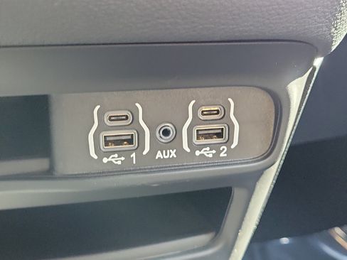Used 2024 Chrysler Pacifica Limited FWD image 23