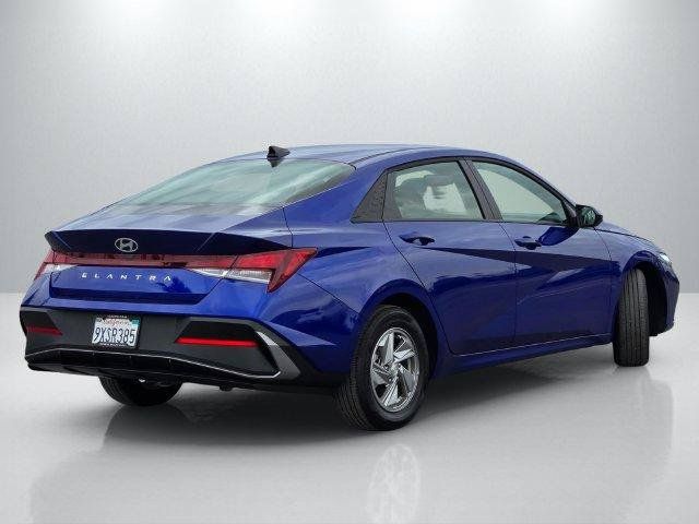 Used 2026 Hyundai Elantra SE FWD image 4