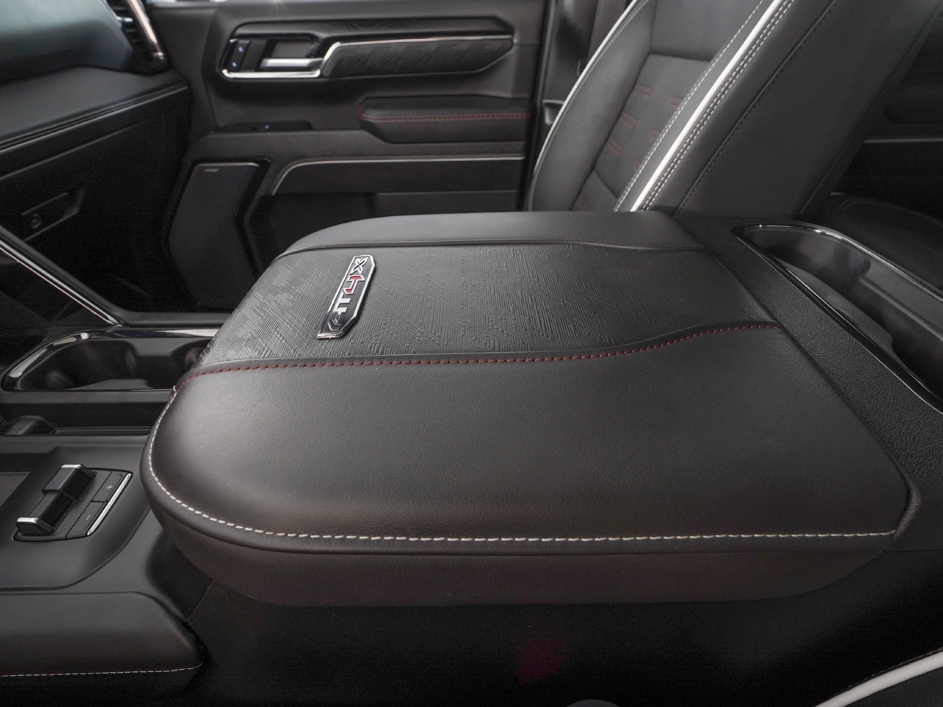 Used 2024 GMC Sierra 2500 AT4X AWD/4WD image 32