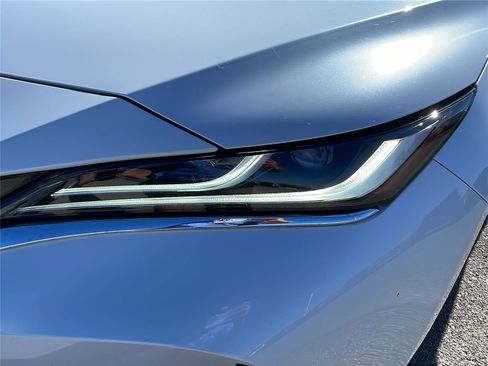 Used 2023 Toyota Venza LE image 9