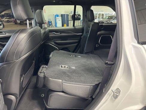 Used 2024 Jeep Grand Cherokee Limited w/ Black Appearance Package image 37