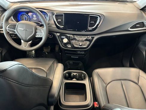 Used 2025 Chrysler Pacifica Select FWD image 26
