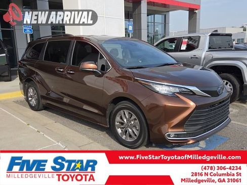 Used 2023 Toyota Sienna XLE FWD image 1