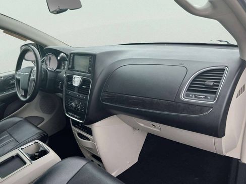 Used 2016 Chrysler Town & Country Touring-L FWD image 6
