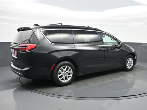 Used 2022 Chrysler Pacifica Touring-L FWD image 6