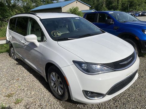 Used 2017 Chrysler Pacifica Touring-L image 3