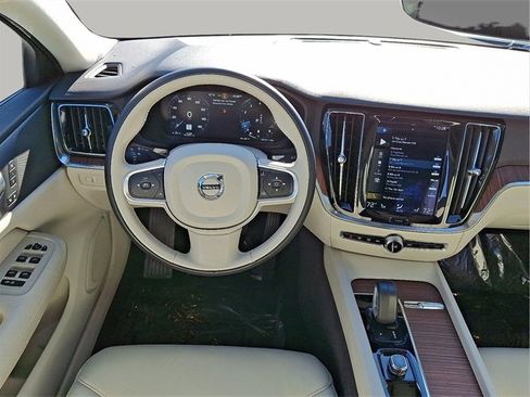 Used 2022 Volvo S60 B5 Momentum w/ Premium Package image 10