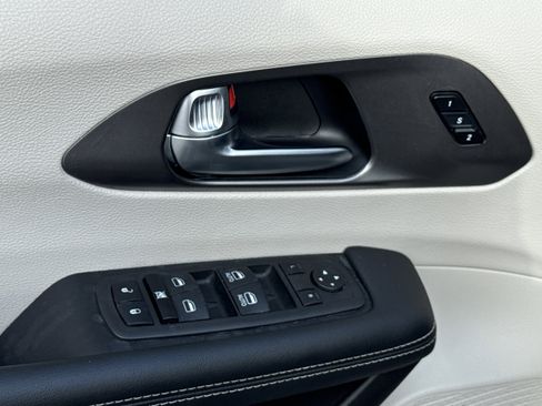 Used 2023 Chrysler Pacifica Touring-L image 6