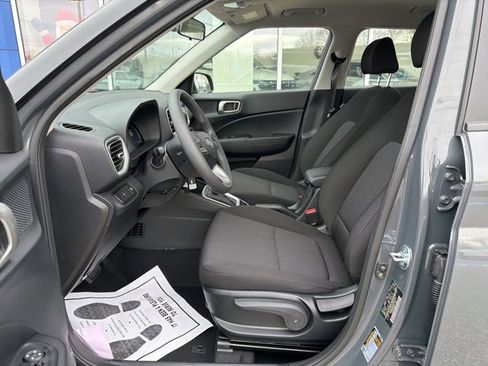 Certified 2025 Hyundai Venue SE image 11