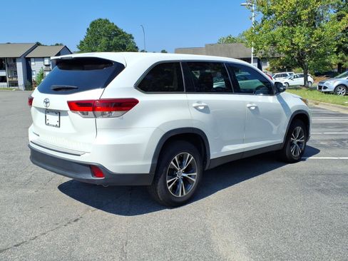 Used 2019 Toyota Highlander LE FWD image 25
