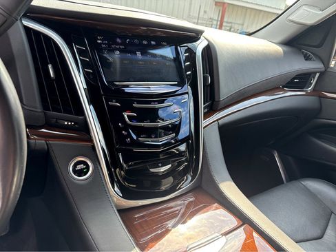 Used 2020 Cadillac Escalade Luxury image 39