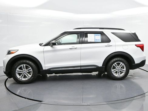 Used 2023 Ford Explorer XLT w/ Equipment Group 202A AWD/4WD image 4