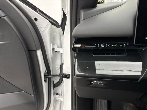 New 2026 BMW 530i xDrive w/ M Sport Package image 31