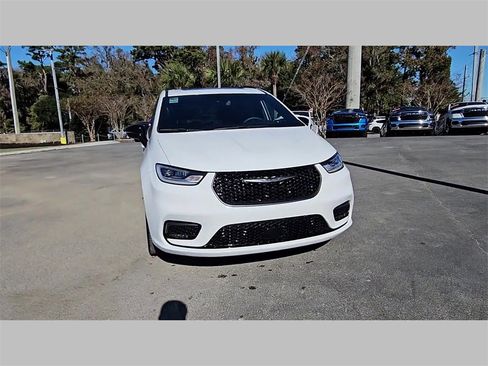 Used 2024 Chrysler Pacifica Limited w/ Uconnect Theater Family Group image 39