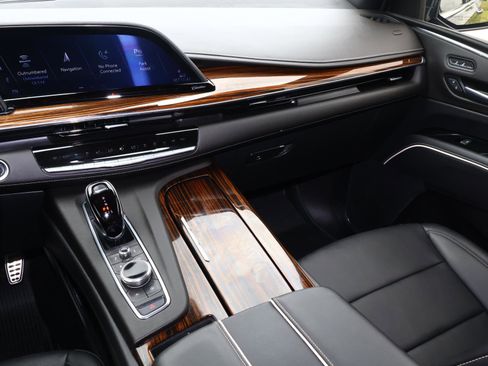 Used 2023 Cadillac Escalade Luxury w/ LPO, Illumination Package RWD image 16