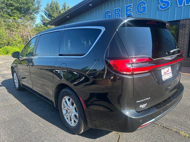 Used 2023 Chrysler Pacifica Touring-L FWD image 9