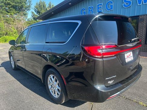 Used 2023 Chrysler Pacifica Touring-L FWD image 9