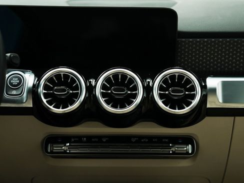 Used 2025 Mercedes-Benz GLB 250 GLB 250 image 34