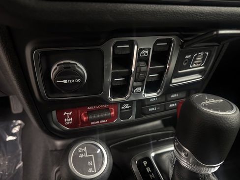 Used 2025 Jeep Gladiator Willys image 11