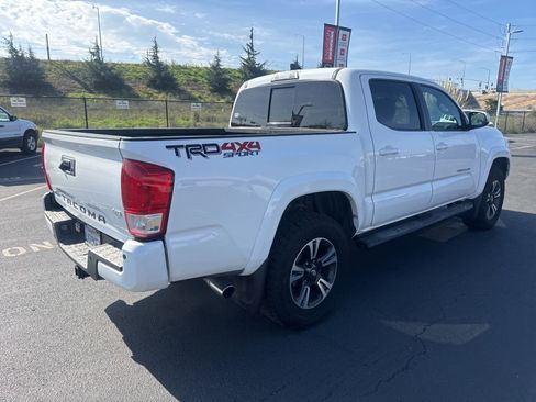 Used 2017 Toyota Tacoma TRD Sport image 7
