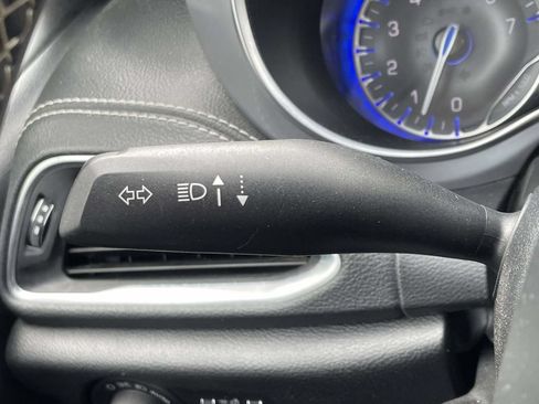 Certified 2025 Chrysler Pacifica Limited FWD image 36
