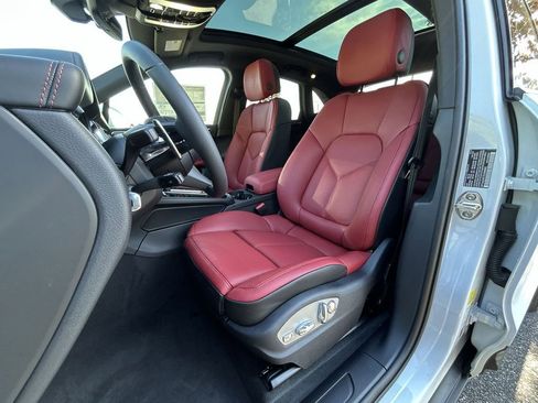 Certified 2025 Porsche Macan image 7