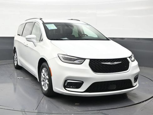 Used 2022 Chrysler Pacifica Touring-L FWD image 7