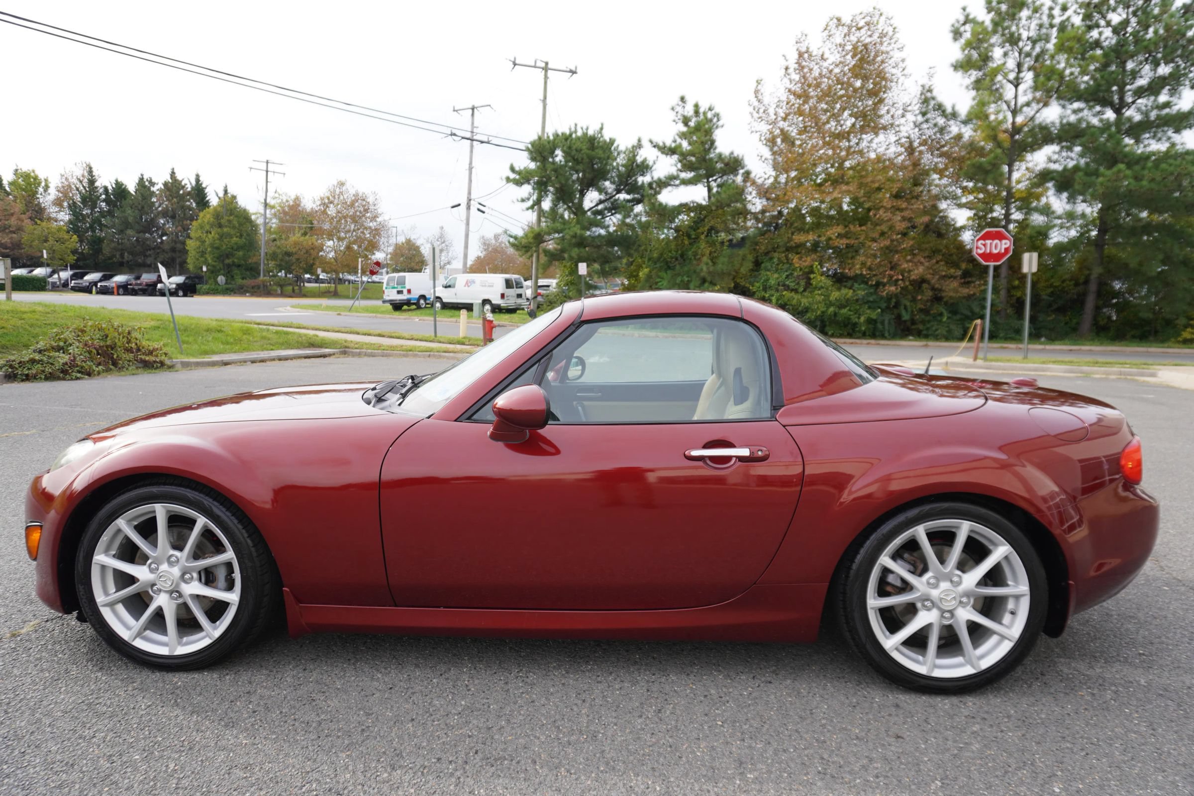 Used 2010 MAZDA MX-5 Miata Grand Touring w/ Premium Pkg RWD image 4