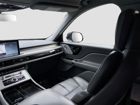 Used 2020 Lincoln Aviator Reserve w/ Equipment Group 202A image 27