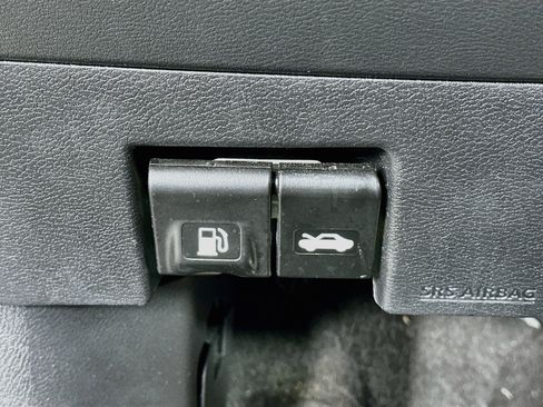Used 2025 Nissan Versa SV FWD image 17