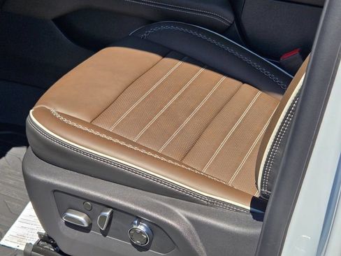 New 2026 GMC Yukon Denali Ultimate w/ LPO, Floor Liner Package AWD/4WD image 8