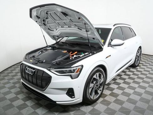 Certified 2022 Audi e-tron Premium image 34