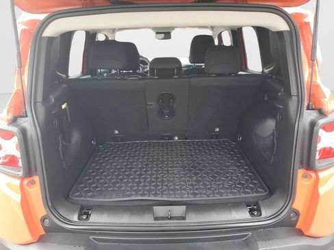 Used 2018 Jeep Renegade Latitude w/ Popular Equipment Group AWD/4WD image 9