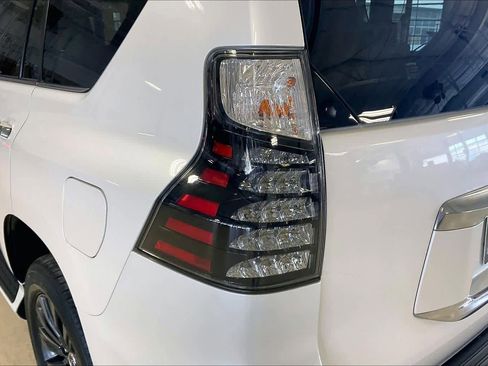 Used 2023 Lexus GX 460 Premium w/ Accessory Package AWD/4WD image 25