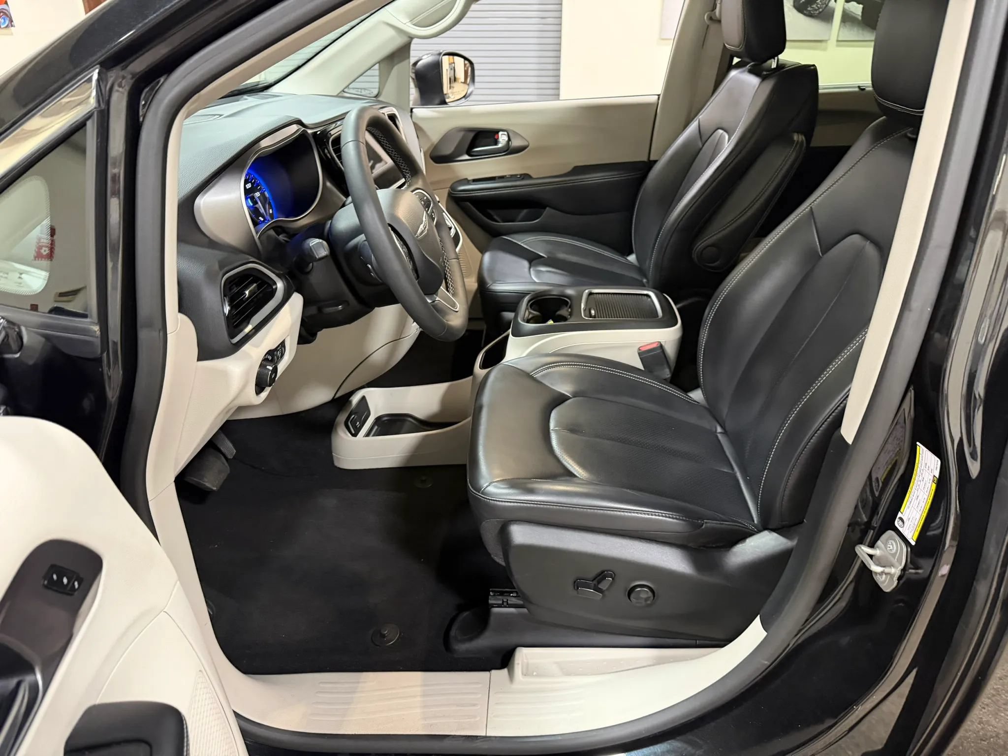 Used 2023 Chrysler Pacifica Touring-L FWD image 38