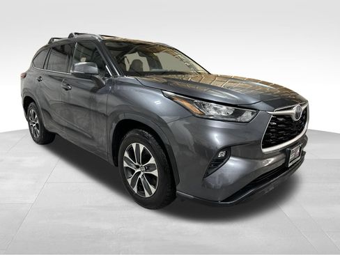 Used 2020 Toyota Highlander XLE FWD image 3
