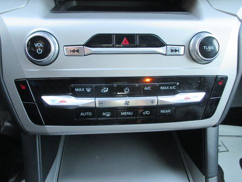 Used 2024 Ford Explorer XLT AWD/4WD image 18