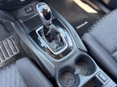 Used 2020 Nissan Rogue SV FWD image 26