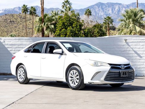 Used 2015 Toyota Camry LE image 2