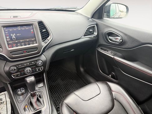 Used 2022 Jeep Cherokee Trailhawk w/ Sun & Sound Group AWD/4WD image 12